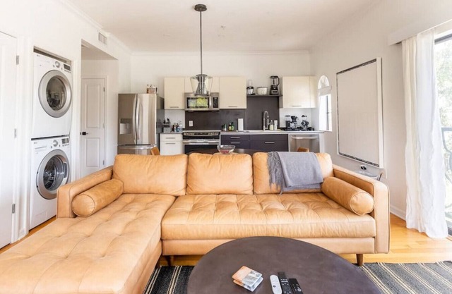 1BR/1Bath Downtown - Newly Renovated Premier Apt.