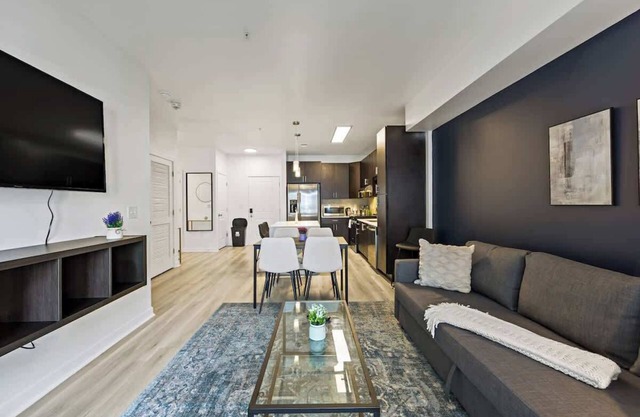 1BR Apt | Pool, Gym, Parking & Laundry | Near DT