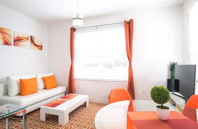 1BR Collins 2Blocks to Ocean + Free Street Parking