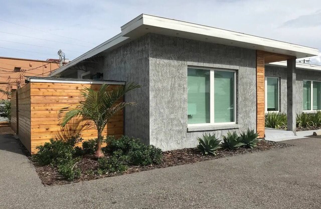 1BR Downtown Cottage, 1 block from the Beach