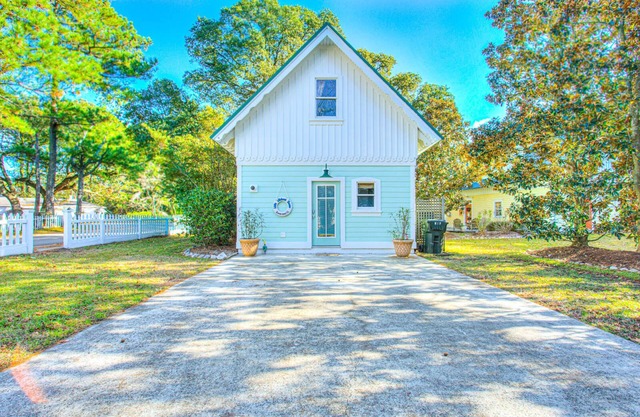 1BR historic cottage w/fireplace, patio & tub