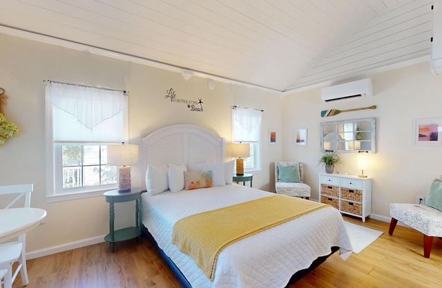 1BR King Bed Sofa Bed Sleeps 4 POOL - 10