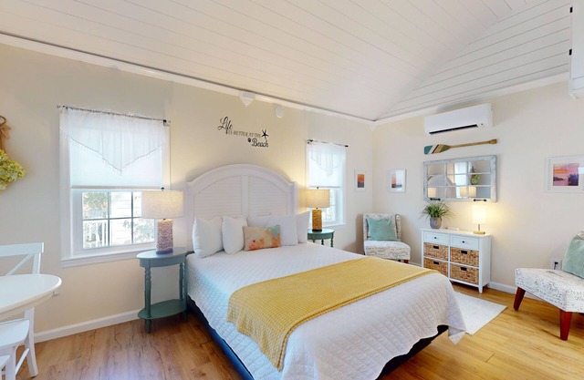1BR King Bed Sofa Bed Sleeps 4 POOL - 15