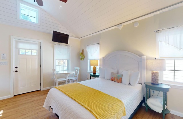 1BR King Bed Sofa Bed Sleeps 4 POOL - 14