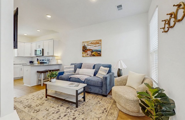 1BR Loft Condo in Pet Friendly Resort w/Pool, hot tub & parks