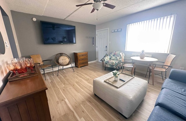 1BR Pent. Suite 1 Block Beach/Boards/Fun/Elevator