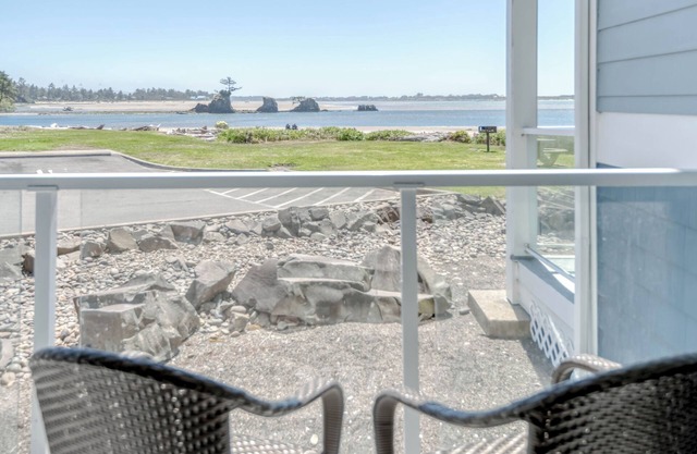 1st Floor Condo on Siletz Bay, amazing views, beach access, Taft District