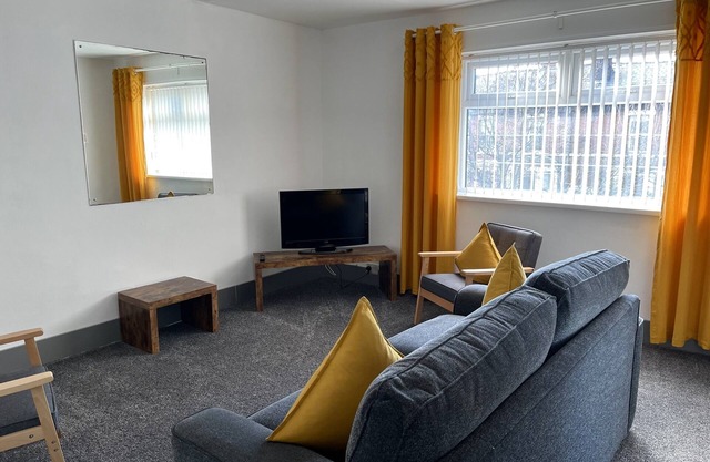 1st floor double & twin room apartment 5 minuets walk from town.