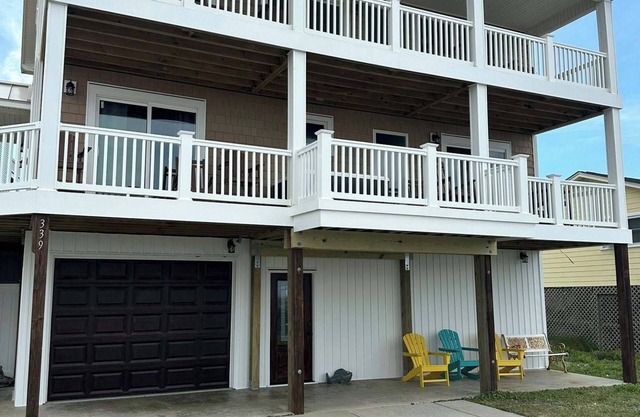 1st Row, Ocean Front House with amazing views, hot tub, elevator and gameroom.