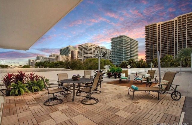 2 +1 Bed 2 Bath PH Terrace unit - 1 Block from Beach W/Parking