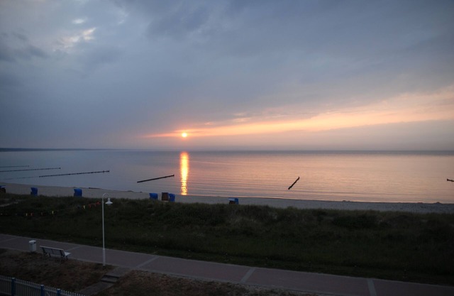 2 balconies directly by the sea, living room, fireplace, 1 bedroom, kitchen, modern bathroom with shower/WC, washing machine.