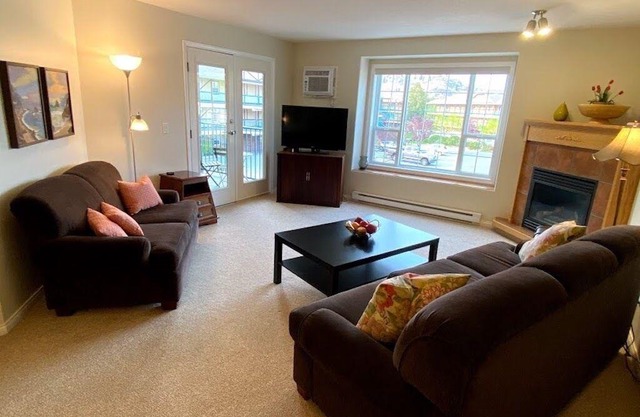 2 BDRM LAKEVIEW CONDO 10 MIN FROM PENTICTON