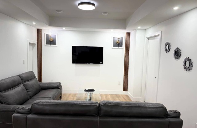 2 Bdrm Legal Suite| Newly Built| 20 mins Airport