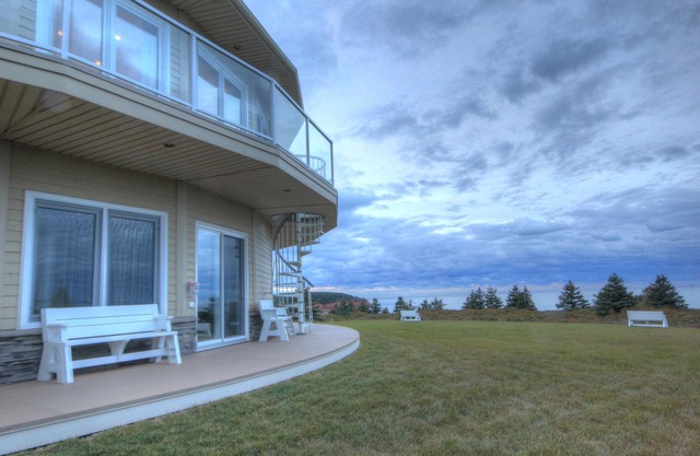 2 BDRM OCEAN/BEACH FRONT ROTATING CONDO!