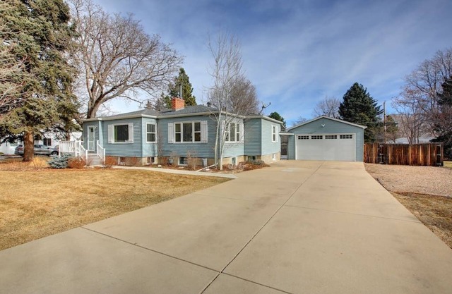 2 Bed/1 bath Basement Apt- 10 min to Denver, 1 hour to Mnts/skiing/5 min -Mall