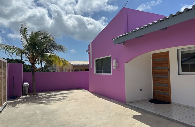 2-bed, 1-bath home with wifi, full AC, 5 minutes from the airport!