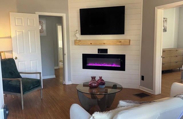 2 Bed 1 Bath W/Fireplace , 10min from DTW