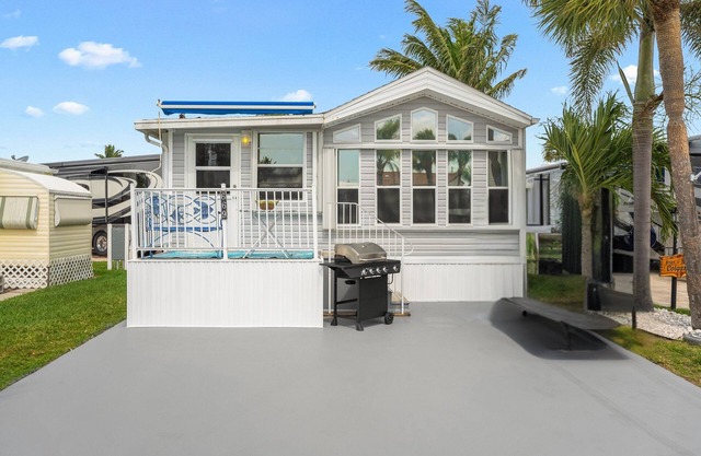 2 bed, 2 ba coastal-decorated beach house on Nettles Island