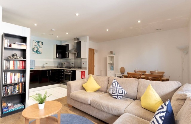 2 Bed | 2 Bath | Cosy & Modern Greenwich Retreat | Pass The Keys