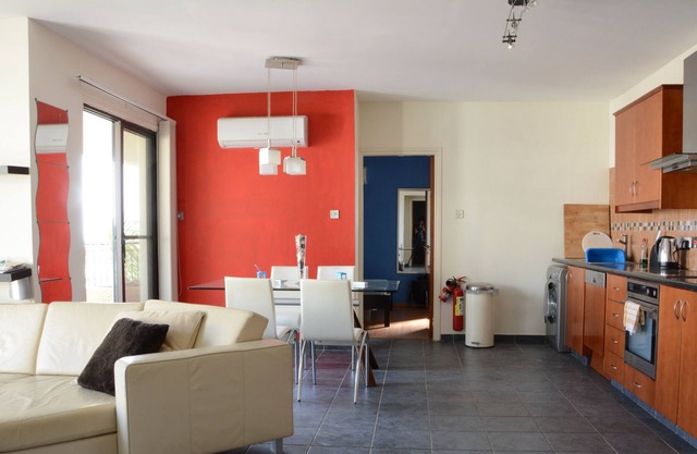 2-bed 2-bath luxury apartment with Shared Pool, A/C, Wifi