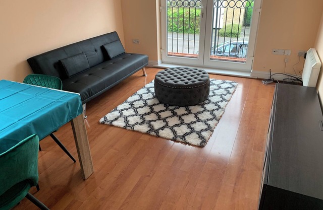 2 bed 2 bath right next to Park located for access to West end and GTW