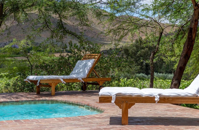 2 Bed Farmstay Cottage with Private Pool and Aircon | Buffelsbank