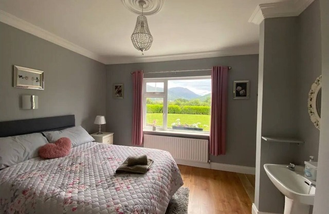 2 Bed Flat - Sleeps 4 - Garden - Parking - Wifi