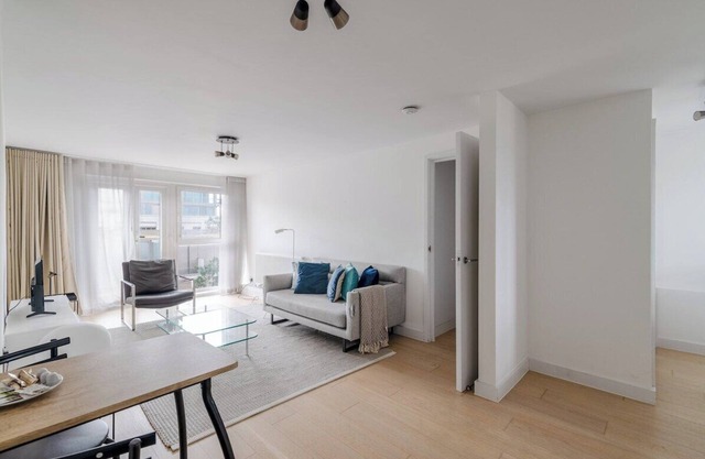 2-Bed Flat with Balcony Views