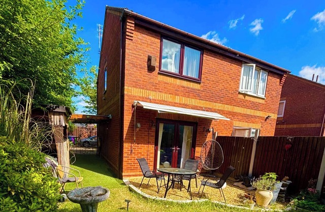 2-Bed House, Sleeps 4, Garden, 10 mins to Anfield