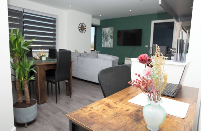 2 Bed Luxury Modern Apartment/Close To Birmingham Central/Free On Road Parking