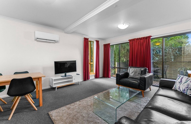 2-Bed Townhouse Retreat in Sandy Bay with Parking