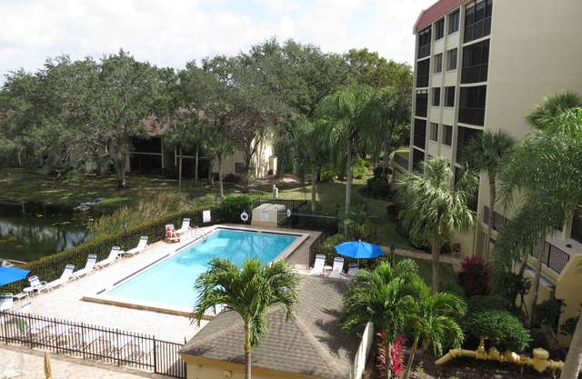 2 BEDROOM, 2 BATH CONDO IN HIGHLY DESIREABLE AREA