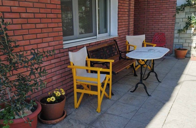 2-bedroom a living room apartment with yard and parking stasion at Thessaloniki