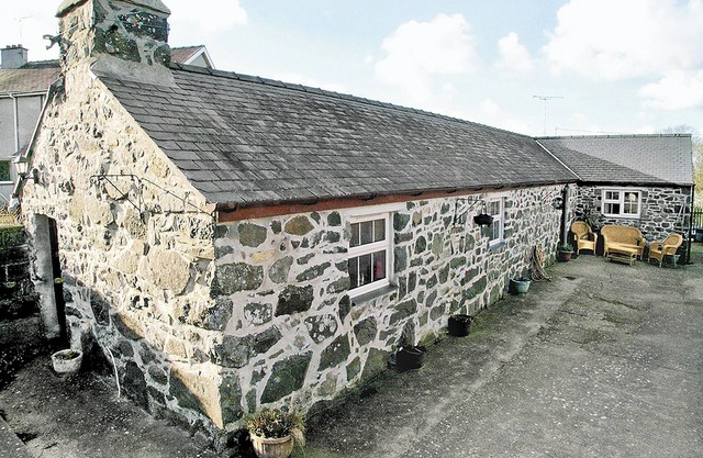 2 bedroom accommodation in Dinas, Lleyn Peninsula