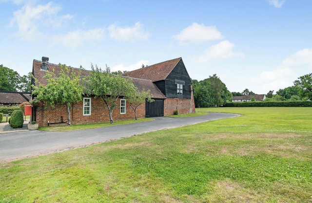 2 bedroom accommodation in Woking, near Guildford