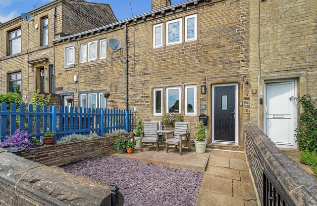 2 bedroom accommodation in Warley, near Haworth