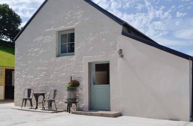 2 bedroom accommodation in Garnswllt, near Ammanford