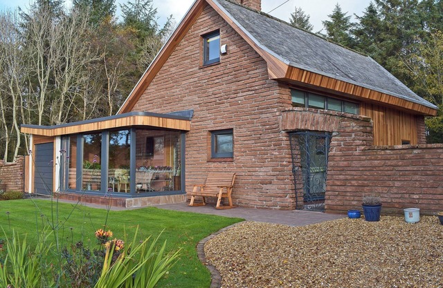 2 bedroom accommodation in Ayr