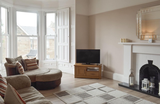 2 bedroom accommodation in Ayr