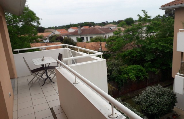 2-bedroom apartment close to port, beach, stores, train station