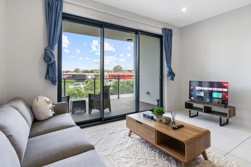 2 Bedroom Apartment Balcony Close to All Hotspots