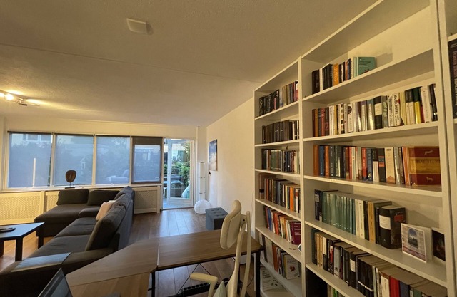 2 bedroom apartment with backyard and free parking
