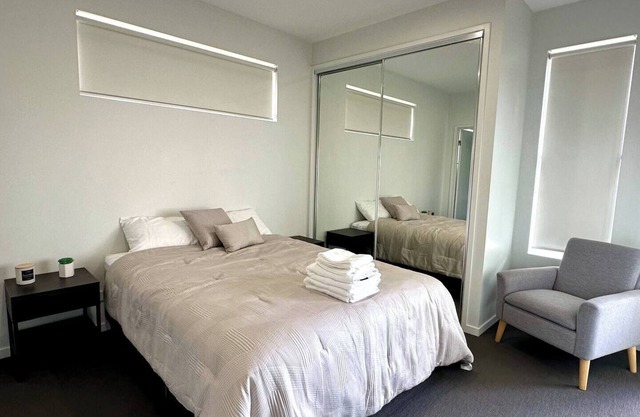 2 Bedroom Apt with Views/Shops/Parking/Garden City