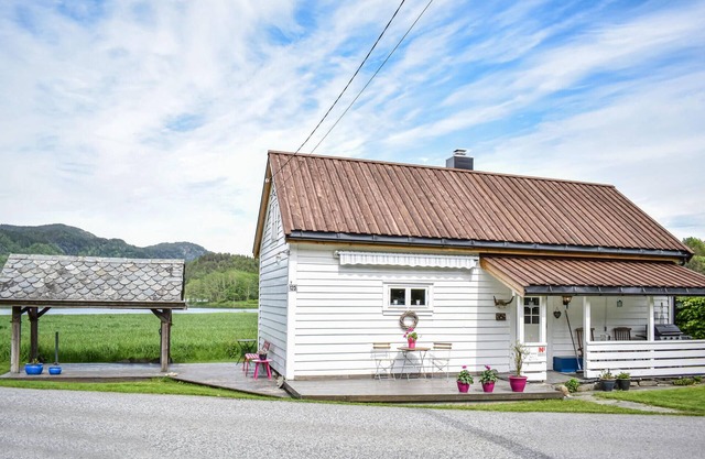 2 bedroom awesome home in Tørvikbygd