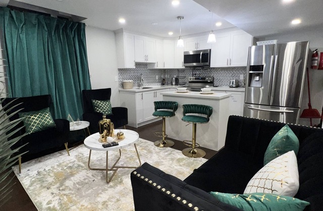 2 Bedroom Basement Apartment with Seperate Entrance. Free Wifi & Parking.