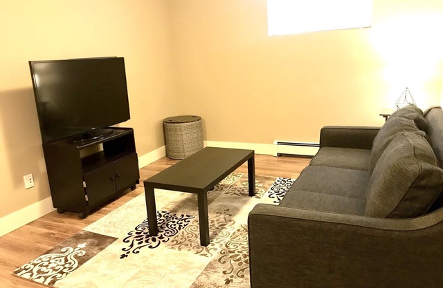 2 bedroom basement in Clayton, Surrey
