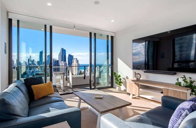 2 Bedroom Broadbeach Stay – Walk to Beach