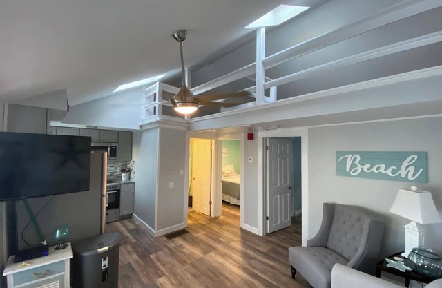 2 bedroom condo right across from the Beach, great for family/friend vacations
