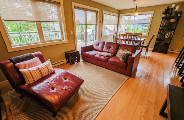 2-bedroom condo with hot tub and mountain views