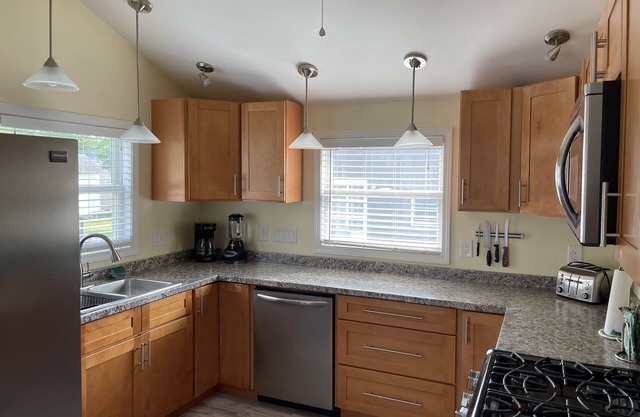 2 bedroom cottage -5 Min. walk to Sunset Bay Beach-Lake Erie- fishing